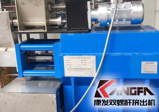 目前業(yè)內雙螺桿擠出機是由截面相同但加工時錯開一定角度的一組塊組成。