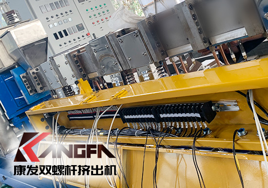 近日康發(fā)車間進入緊張的設備調(diào)試階段，各崗位嚴陣待命，緊張作業(yè)，確保質(zhì)量，一批次標準化全新雙螺桿擠出機設備正進入緊密安裝調(diào)試階段，出廠在即、交付用戶！確保用戶早日正式投產(chǎn)！