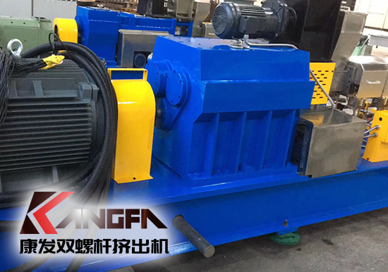 康發(fā)雙螺桿擠出機與客戶成功合作的好消息頻頻不斷！全廠員工按時保質(zhì)保量地完成了生產(chǎn)！