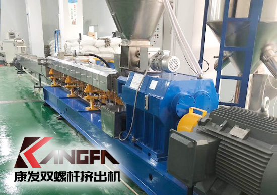 南京康發(fā)同向旋轉雙螺桿擠出機，廣泛用于成型制品擠出，也可應用于聚合物的物理改性（共混、填充、纖維增強、配料、混煉）。
