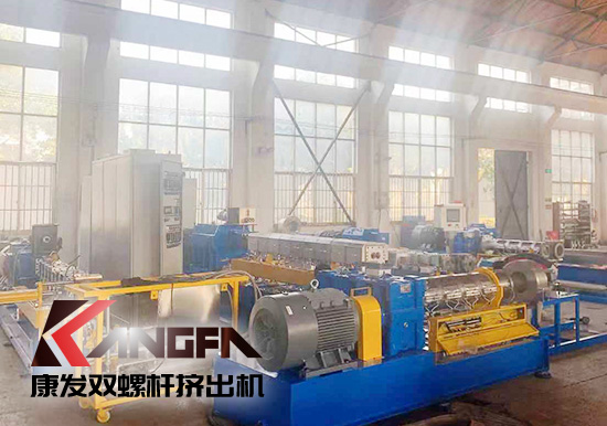 康發(fā)雙螺桿擠出機：研發(fā)新產品 環(huán)抱新業(yè)態(tài)——康發(fā)攜手中石化首席工程師新品研發(fā)中