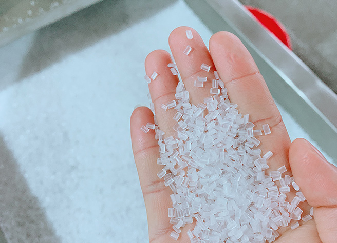 料子表面光滑，顆粒大小均勻。