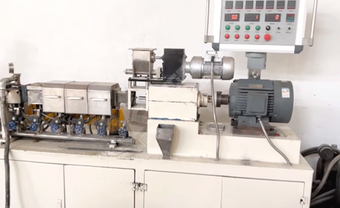 康發(fā)雙螺桿造粒機小型試驗機又開始轉(zhuǎn)動啦！