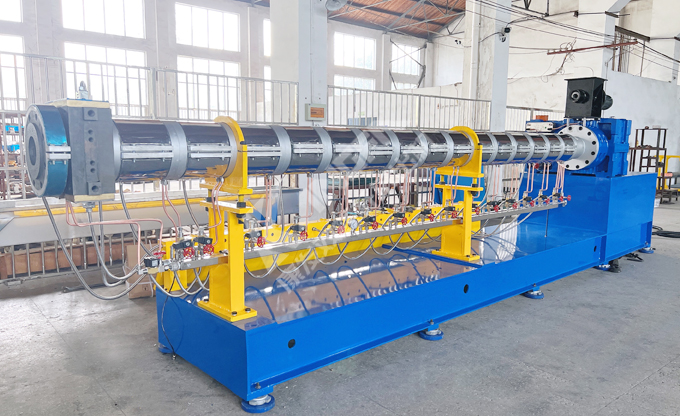 康發(fā)橡塑單螺桿擠出機(jī)組，包括主機(jī)一臺(tái)、水槽冷卻一套以及切粒機(jī)一套等，目前我司已調(diào)試完畢，整備發(fā)貨！