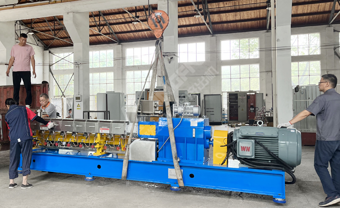 康發(fā)JSH-65雙螺桿造粒機(jī)組完成裝配與檢驗(yàn)，裝車發(fā)往客戶項(xiàng)目場(chǎng)地。