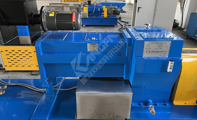 新年伊始，康發(fā)雙螺桿造粒機成功裝車發(fā)貨，助力客戶生產(chǎn)效率再上新臺階