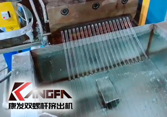 康發(fā)雙螺桿擠出機熔噴料生產線交付，每天可以為市場提供800萬只口罩的原料。生產線出料均勻，不斷條！料子表面光滑，顆粒大小均勻！口罩布（熔噴布）熔脂可達1400-1600！