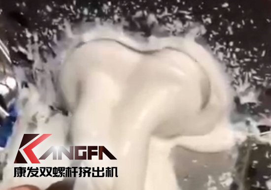 康發(fā)雙螺桿擠出設備以其過硬的產(chǎn)品技術、卓越的產(chǎn)品質量贏得了越來越多的忠實用戶，并在競爭日趨激烈的市場獲得優(yōu)勢！